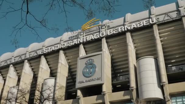 Ρεάλ Μαδρίτης λογότυπο στο Santiago Bernabeu Stadium, Ισπανία — Αρχείο Βίντεο