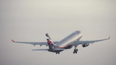 Moskova, Rusya - 11 Kasım 2017: kapalı alarak, artan ve iniş takımlarının yetiştirme Aeroflot uçak. Ülkenin en büyük havayolu