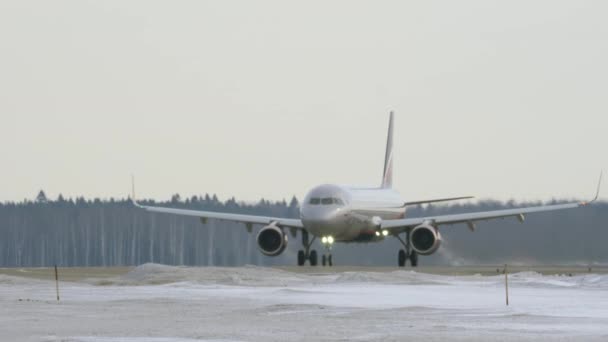 冬のショットを取って、アエロフロートのエアバス A320。モスクワ — ストック動画