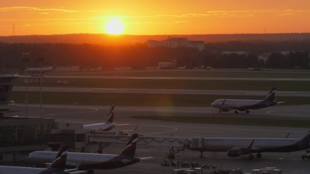 Terminal D com aviões no aeroporto de Sheremetyevo em Moscou, Rússia. Vista ao pôr do sol — Vídeo de Stock