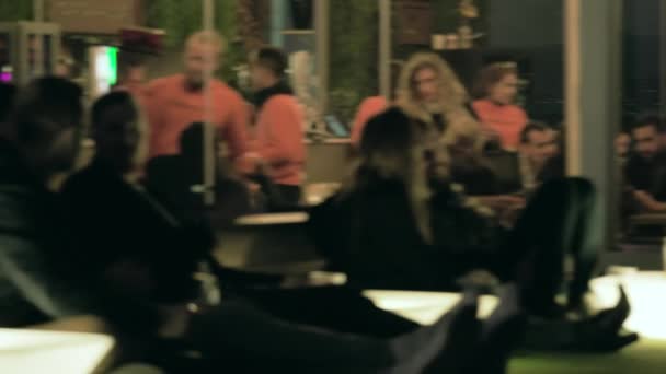 Les gens se détendre dans le restaurant sur le toit surplombant la nuit Madrid paysage urbain — Video