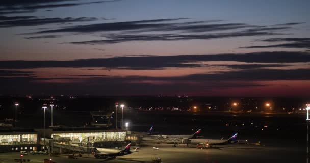 Timelapse nocturno de la Terminal D en el aeropuerto de Sheremetyevo en Moscú, Rusia — Vídeos de Stock