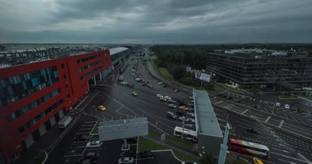 Timelapse del tráfico de transporte en la terminal Aeroexpress en Sheremetyevo Aeropuerto — Vídeo de stock
