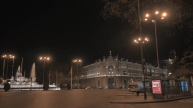 Plaza de Cibeles banka de Espana ve Kibele Palace gece Madrid, İspanya