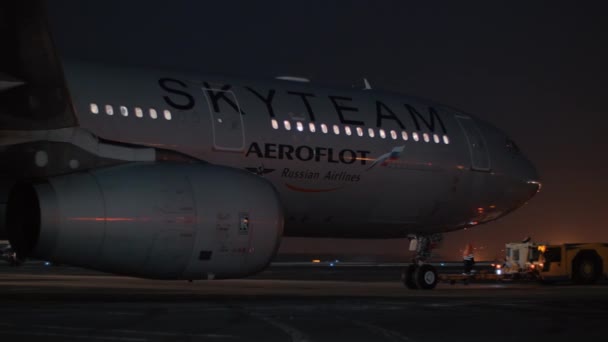 Bogsering plan av Aeroflot i Skyteam livré i Sheremetyevo flygplats nattetid — Stockvideo
