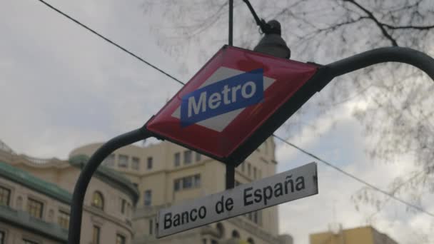 Jel metró Banco de Espana, Madrid, Spanyolország — Stock videók