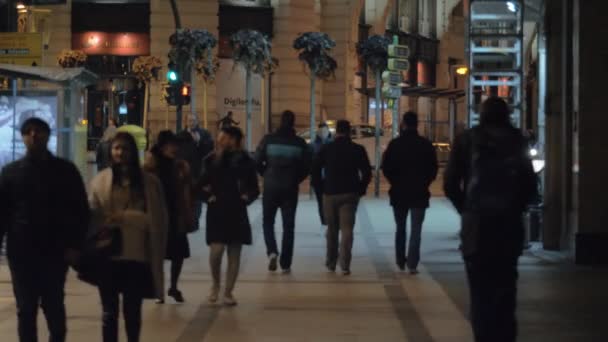 Gente caminando por la calle de la noche Madrid, España — Vídeos de Stock