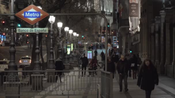 Nacht uitzicht op mensen lopen op stoep met metro ingang in nacht Madrid — Stockvideo
