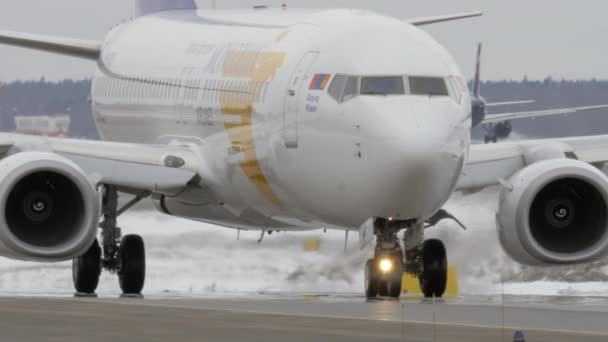 Letadlo Mongolian Airlines pojíždění na letišti, zimní pohled — Stock video