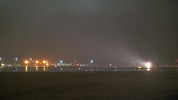 Самолет Korean Air вылетает из аэропорта Шереметьево ночью. Взлет самолета — стоковое видео