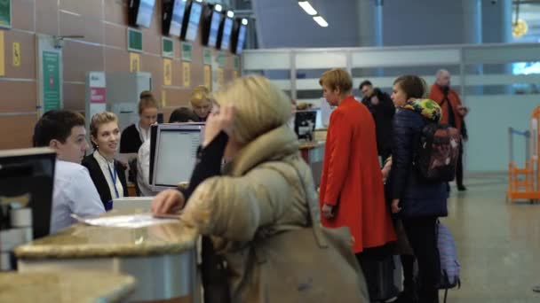 Άνθρωποι στο γκισέ check-in στο Αεροδρόμιο Σερεμέτγιεβο, Μόσχα — Αρχείο Βίντεο