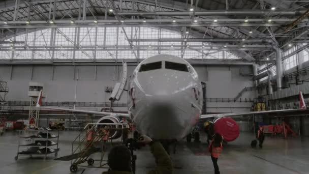 Timelapse kibiców fotografowania samolotu w hangarze Szeremietiewo, Moskwa — Wideo stockowe