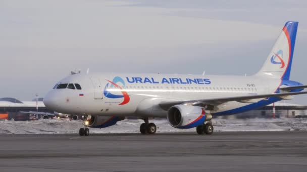 Moscow Oroszország 2018 Március Utasszállító Repülőgép A320 Ural Airlines Gurulás — Stock videók