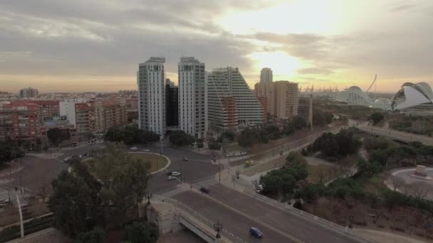 夕暮れ時、スペイン バレンシアで飛んでいます。橋や建物と街並み — ストック動画