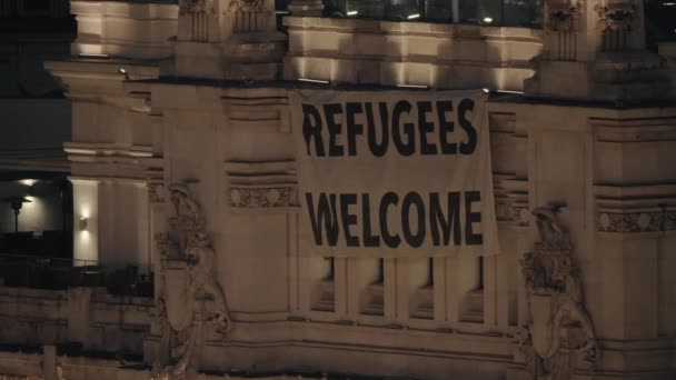 Flyktingar Välkommen banner på Cybele Palace i Madrid, Spanien — Stockvideo