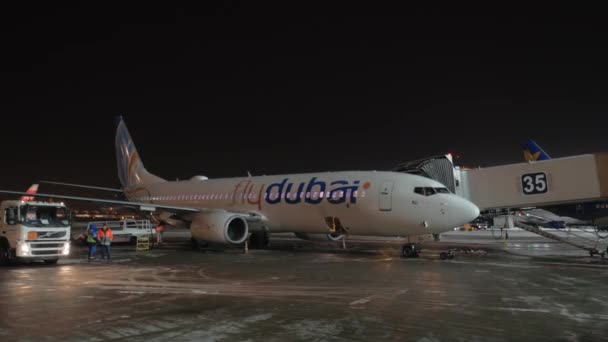 Avion Flydubai avec passerelle aérienne à l'aéroport de Sheremetyevo, Moscou — Video