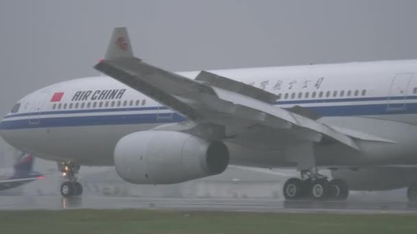 Air China flyg taxning på våt bana på flygplatsen — Stockvideo