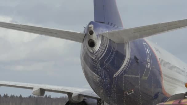 Liquid de-icing chemicals dripping from Aeroflot aircraft, Moscow — Stock Video