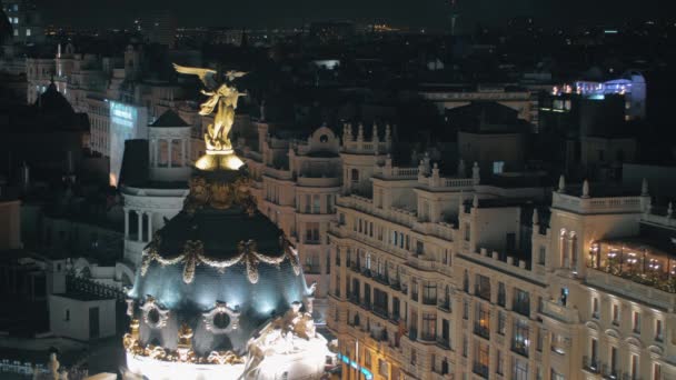 Madrid à noite. Cityscape com a cúpula do Metropolis Building, Espanha — Vídeo de Stock