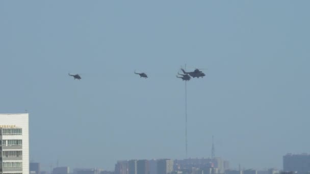 Vliegende helikopters tijdens de overwinningsparade in Moskou, Rusland — Stockvideo