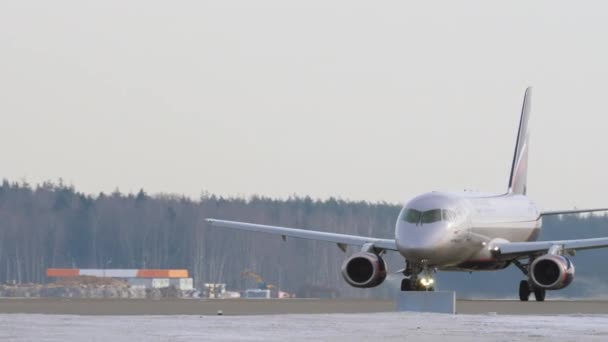 Sukhoi Superjet 100 de Aeroflot despegando — Vídeo de stock