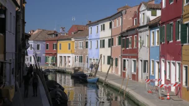 Burano Italia Abril 2018 Bonitas Coloridas Casas Junto Canal Con — Vídeos de Stock