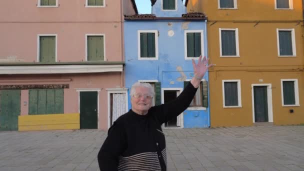 Glückliche italienische Seniorin winkt in die Kamera — Stockvideo