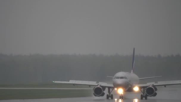 Aeroflot Airbus A320 přistání na mokré dráze na letišti Šeremetěvo — Stock video