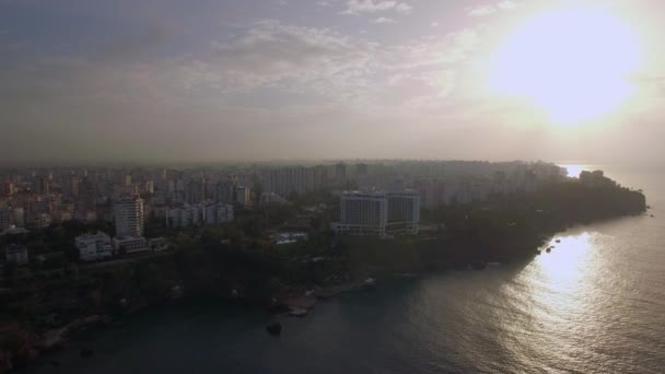 Stedelijke kuststad bij zonsopgang — Stockvideo