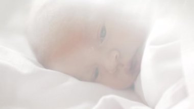 Yeni doğan kız uyuya mavi gözlü