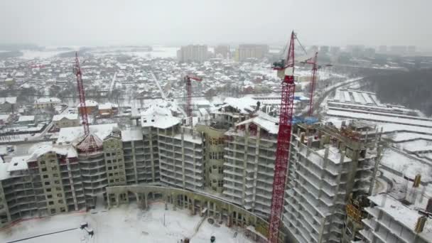 Kräne im Winter auf Baustelle — Stockvideo