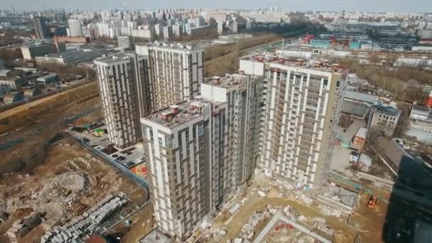 Vista de edifícios de apartamentos de arranha-céus — Vídeo de Stock