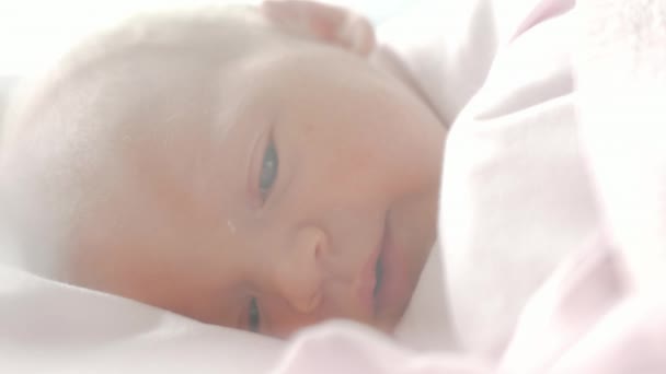 Newborn baby with blue eyes falling asleep — Stock Video