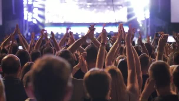 Pessoas desfrutando e se divertindo durante o concerto — Vídeo de Stock