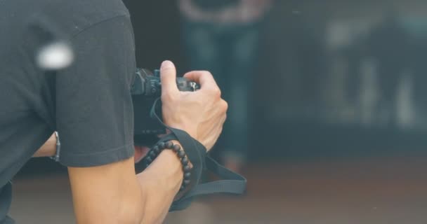 Fotógrafo filmando vídeo en una calle concurrida — Vídeo de stock