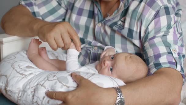 Дедушка держит новорожденную девочку — стоковое видео