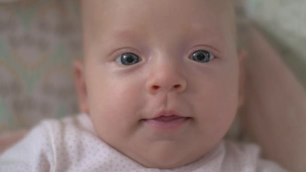 Счастливая и улыбающаяся новорожденная девочка — стоковое видео
