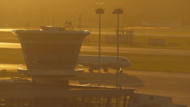 Torre de control de tráfico aéreo — Vídeo de stock