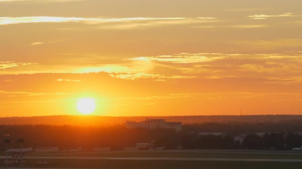 Avión despegando al atardecer — Vídeos de Stock