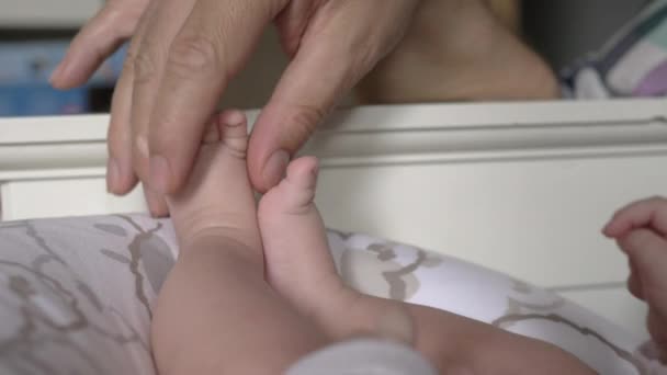 Padre jugando con sus hijas recién nacidas pies — Vídeos de Stock