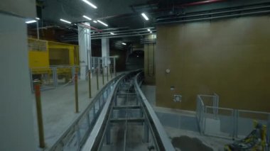 Karanlık tünelden raylar üzerinde seyahat