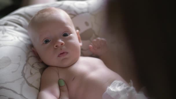 Neugeborenes gähnt mit Mutter — Stockvideo
