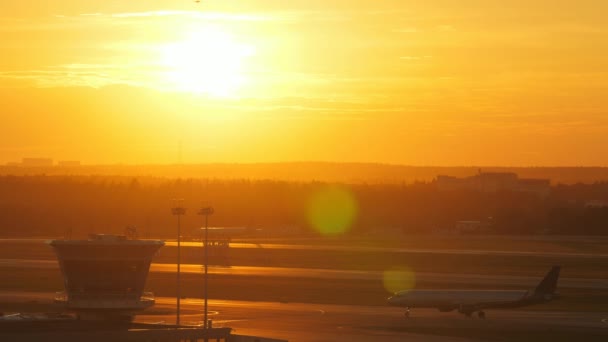 Amplio plano de torre de control de tráfico aéreo al atardecer — Vídeos de Stock