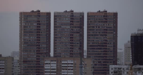 Ein städtebaulicher Blick auf drei mehrstöckige Gebäude — Stockvideo