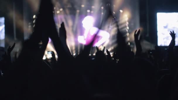 Lento de mãos batendo palmas no concerto de música — Vídeo de Stock