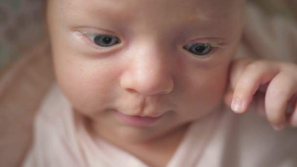 Meisje van de pasgeboren baby gezichten maken — Stockvideo