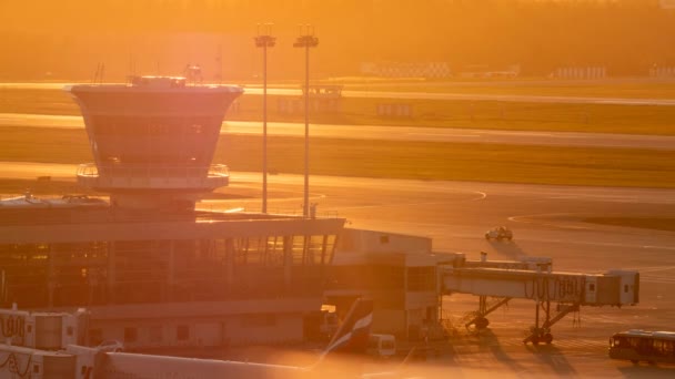 Torre di controllo del traffico aereo al tramonto — Video Stock