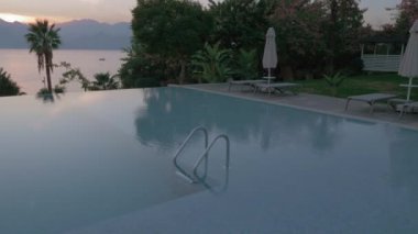 Steadicam fotoğrafını bir metal korkuluk ile boş bir açık yüzme havuzu