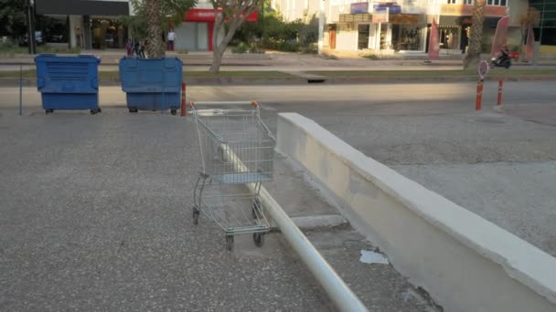 A steadicam shot of an empty shopping cart — Stock Video