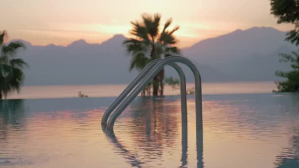 Eine Nahaufnahme eines offenen Schwimmbadgeländers vor der Abendkulisse — Stockvideo